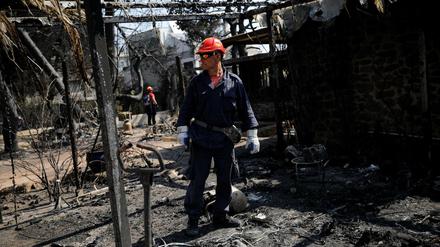 Ein Helfer läuft nach dem Brand durch eine Trümmerlandschaft