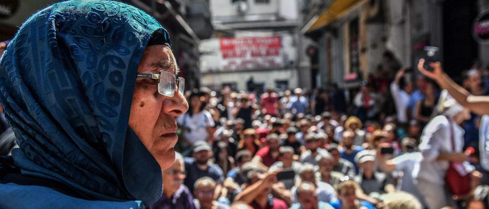 Eine der türkischen "Samstags-Mütter", die von der Regierung Aufklärung über das Schicksal vermisster Familienangehöriger verlangen.