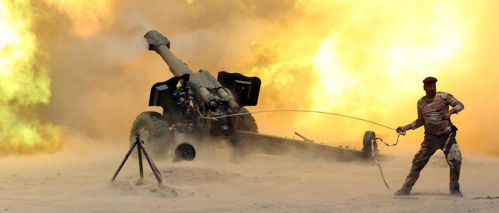 Feuer frei: Ein Mitglied der irakischen Spezialkräfte feuert auf Stellungen des "Islamischen Staats".