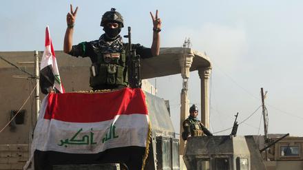 Victory-Zeichen im Regierungsviertel: Irakische Soldaten haben die Stadt Ramadi vom IS zurückerobert.