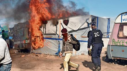 Bei der Teilräumung eines Flüchtlingslager im französischen Calais gab es Krawalle. 