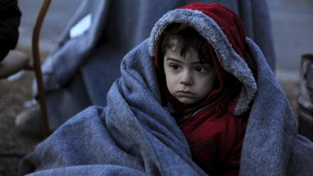 Gemeinsam mit anderen Flüchtlingen wartet ein Junge im griechischen Idomeni auf eine Weiterreise nach Mazedonien.