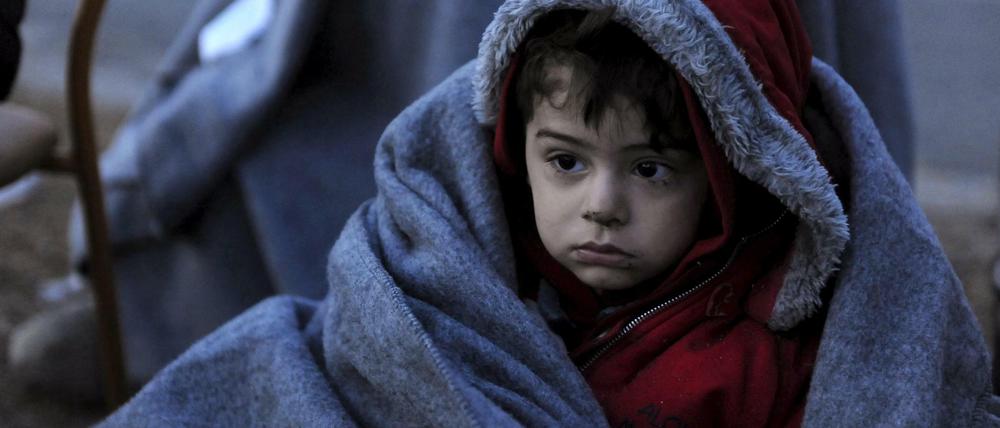 Gemeinsam mit anderen Flüchtlingen wartet ein Junge im griechischen Idomeni auf eine Weiterreise nach Mazedonien.