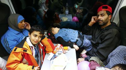 Diese Flüchtlingsfamilie sitzt in einem Zug vom ungarischen Hegyeshalom nach Wien. Zurzeit sind erneut 2000 Flüchtlinge auf dem Weg nach Österreich.
