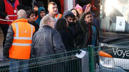 Mit Bussen wurden am Mittwoch die ersten Jugendlichen von Calais aus in andere Auffanglager gebracht. 