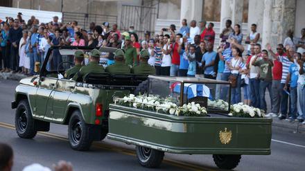 Die Urne mit Fidel Castros Asche, eingehüllt in eine kubanische Flagge, wurde auf einem Militärfahrzeug platziert, das am Mittwochmorgen von der Plaza de La Revolución losfuhr. 