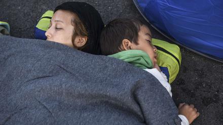 Eine Mutter und ihr Sohn schlafen an der Grenze zwischen Serbien und Ungarn auf der Straße. 