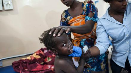 In Maiduguri, der Hauptstadt von Borno im Nordosten Nigerias, ist nach Angaben der Ärzte ohne Grenzen jedes fünfte Kind unterernährt. Dieses Kind gehört allerdings zu den Opfern eines versehentlichen Luftangriffs der nigerianischen Armee auf ein Flüchtlingslager nicht weit von Maduguri entfernt. 150 Menschen wurden dabei getötet. 