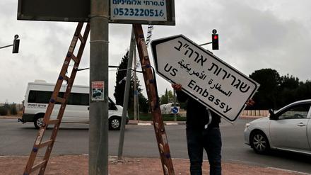 Neue Straßenschilder weisen seit Montag den Weg zur neuen US-Botschaft in Jerusalem. 