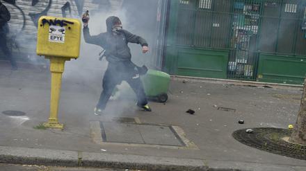 Ein Demonstrant schleudert in Paris bei den Protesten gegen die Arbeitsmarktreform eine Flasche auf Polizisten. 