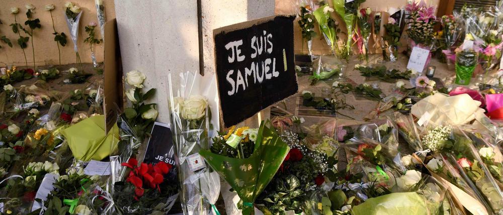 Viele Menschen kondolierten nahe Paris nach der Behauptung eines Lehrers.