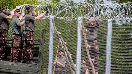 Ungarische Soldaten befestigen die Grenze zu Serbien.