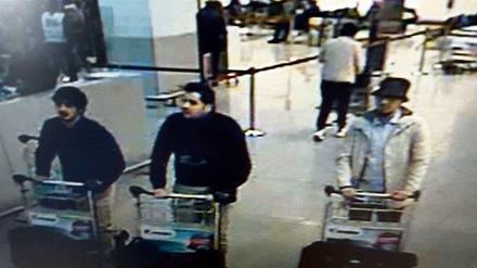 Fahndungsfoto. Die belgische Polizei veröffentlichte am Dienstagnachmittag eine Aufnahme der mutmaßlichen Attentäter vom Brüsseler Flughafen.