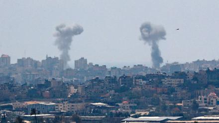 Eine Rauchwolke ist über dem Gazastreifen zu sehen, nachdem die israelische Luftwaffe Ziele in dem Palästinensergebiet angegriffen haben. 