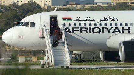 Passagiere verlassen das entführte libysche Flugzeug in Malta.