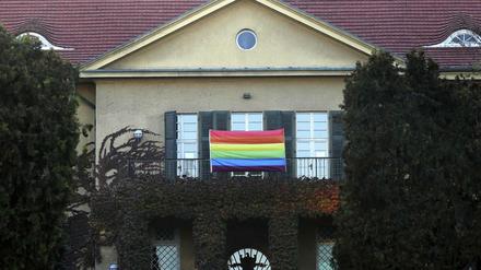 Symbol der LGBTi-Community: Regenbogenflagge an der deutschen Botschaft in Ankara.