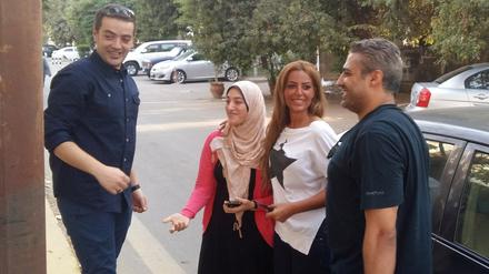 Der Al-Dschasira-Journalist Baher Mohammed Baher (links) und der kanadische Journalist Mohammed Fahmy freuen sich mit ihren Frauen über ihre Freilassung. 