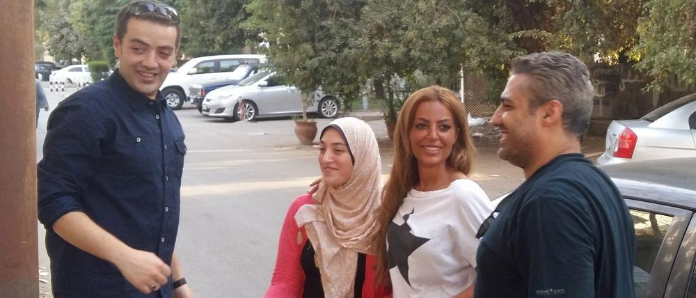 Der Al-Dschasira-Journalist Baher Mohammed Baher (links) und der kanadische Journalist Mohammed Fahmy freuen sich mit ihren Frauen über ihre Freilassung. 