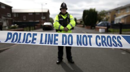Ein britischer Polizeibeamte bei einer Operation in Moss Side in Manchester.