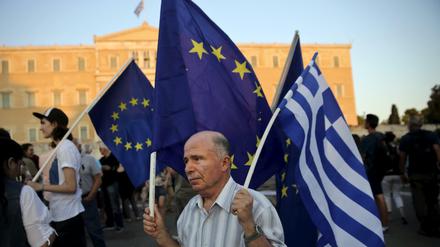 Zahlreiche Demonstranten, die für einen Verbleib Griechenlands im Euro-Raum warben, versammelten sich am Donnerstagabend in Athen vor dem Parlamentsgebäude. 