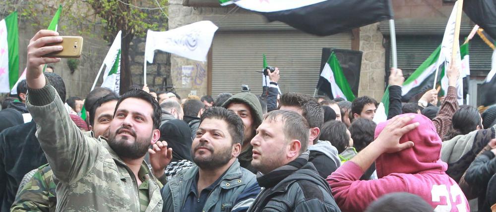 Syrische Oppositionelle bei einer Demonstration in der Altstadt von Aleppo am Dienstag.