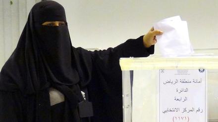 Wahl in Saudi-Arabien: Eine Frau gibt in der Hauptstadt Riad ihre Stimme ab.