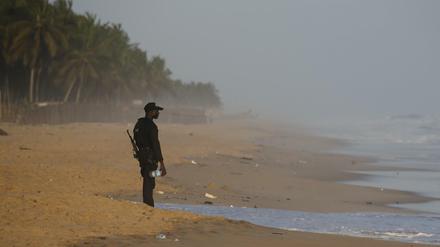 Ein Polizist sichert nach der Terrorattacke den Strand in Grand Bassam in der Elfenbeinküste. 