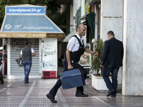 Wie lange reicht das Bargeld noch? Ein Geldbote der Nationalbank in Athen.