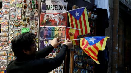 Ein Souvenierhändler in Barcelona verkauft katalanische Fahnen. 