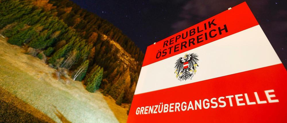 Das Schild "Grenzübergangsstelle" zwischen Österreich und Italien. 