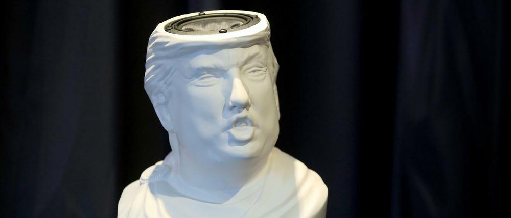Donald Trump hat Probleme mit dem Inventar. Hier ein Lautsprecher in Gestalt seiner Skulptur. Zum Inventar zählt sich aber auch sein früherer Butler Anthony Senecal, der mit Mordaufrufen gegen Präsident Obama von sich reden macht. 