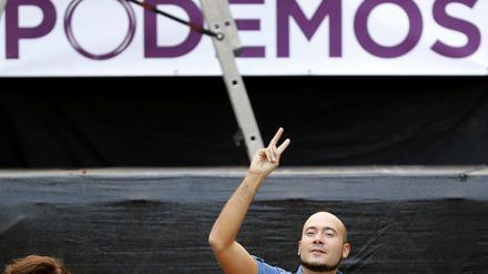 Ein Anhänger der linksgerichteten Partei Podemos in Spanien 