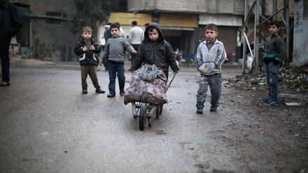 Kampf gegen die Kälte: Außerhalb von Damaskus sammeln Kinder Brennholz.