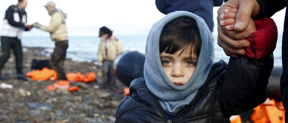 Ein Flüchtlingskind aus Syrien am Strand der griechischen Insel Lesbos.