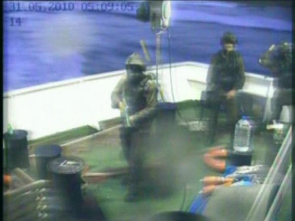 Der Screenshot des türkischen TV-Senders "Cihan News Agency" zeigt israelische Soldaten am 3. Mai 2010 beim Sturm des türkischen Hilfsbootes "Mavi Marmara". 