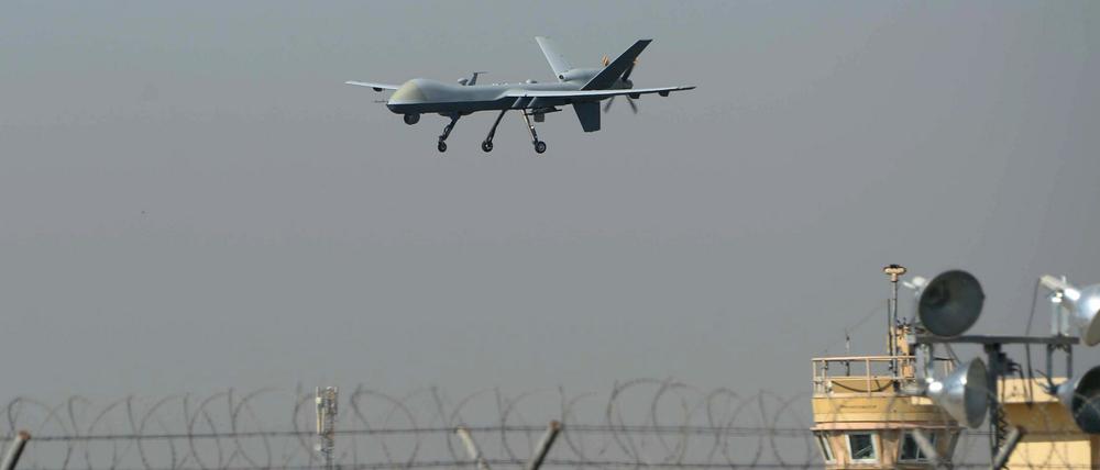 Eine US-Drohne über dem Flughafen von Dschalalabad, wo das US-Militärflugzeug abstürzte.