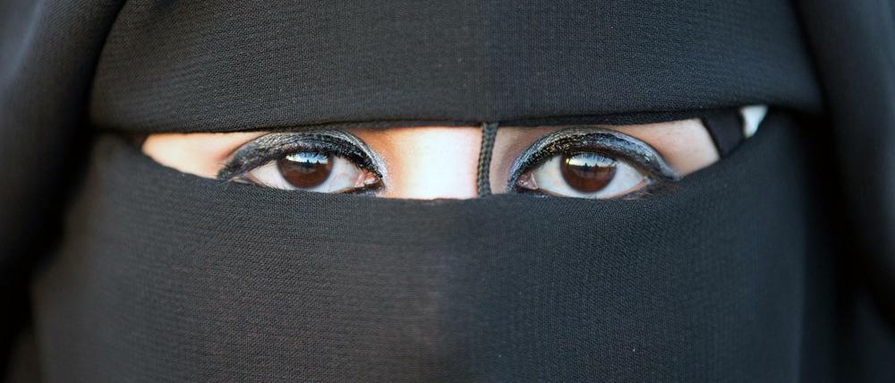Eine Frau mit Nikab, dem muslimischen Gesichtsschleier. Macht er Kommunikation unmöglich?