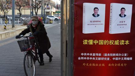 Ein Plakat in Peking wirbt für Buch des Staatspräsidenten Xi Jinping
