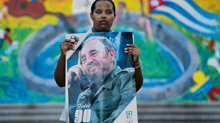 Eine Kubanerin trauert am Tag nach der Todesnachricht mit einem Poster, das Fidel Castro zeigt.