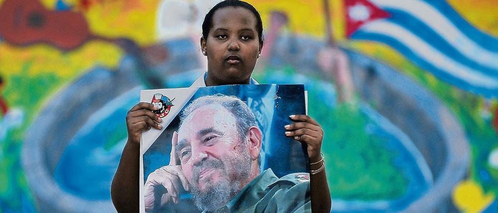Eine Kubanerin trauert am Tag nach der Todesnachricht mit einem Poster, das Fidel Castro zeigt.