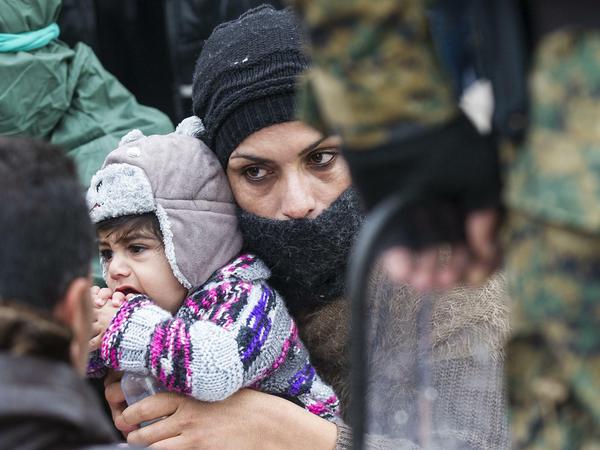 Seit vergangener Woche lässt Mazedonien nur noch Flüchtlinge aus Syrien, dem Irak und Afghanistan über seine Grenzen nach Norden. 1500 Menschen - vor allem aus Indien, Marokko, Bangladesch und Pakistan - wissen nicht weiter.