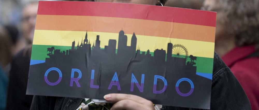 Auch in London wird um die Opfer des Anschlags von Orlando getrauert.