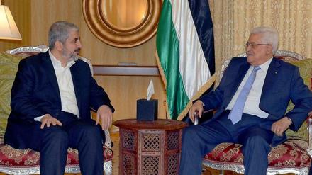 Palästinenserpräsident Mahmud Abbas (re.) und der Führer der Hamas-Exilorganisation Chaled Maschaal trafen sich in Katar.