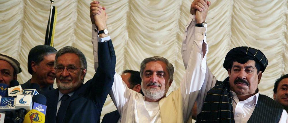Siegessicher: Kandidat Abdullah Abdullah zwischen weniger erfolgreichen Konkurrenten nach der ersten Wahlrunde in Afghanistan