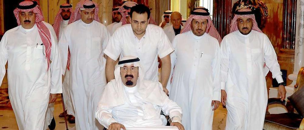 "Der Schlange den Kopf abschlagen": Saudi-Arabiens König Abdullah (vorn) wählt laut Wikileaks im Zusammenhang mit dem Iran deutliche Worte.