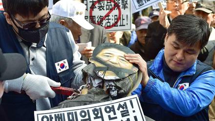 Am 1.April protestierten Südkoreaner vor der japanischen Botschaft in Seoul gegen die Äußerungen von Shinzo Abe über die "Trostfrauen".