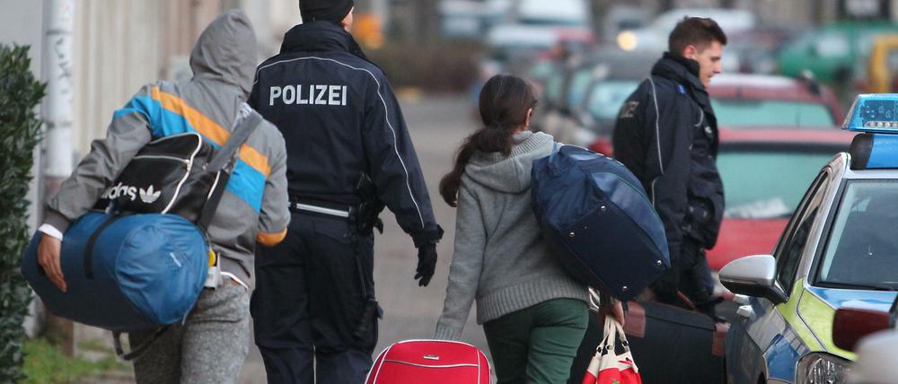 Abgelehnte Asylbewerber werden in Leipzig zum Transport zum Flughafen abgeholt.