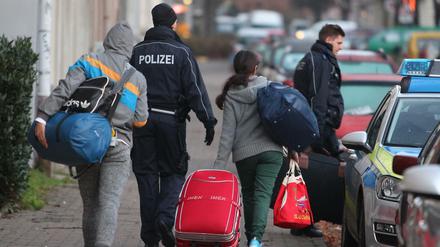 Abgelehnte Asylbewerber in Leipzig auf dem Weg zum Flughafen.