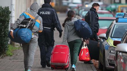 Abgelehnte Asylbewerber werden in Leipzig zum Transport zum Flughafen abgeholt. 