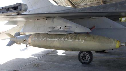 Koran-Raketen gegen Islamisten: „Steine werden auf sie vom Himmel herabfallen“, steht auf dieser Bombe.